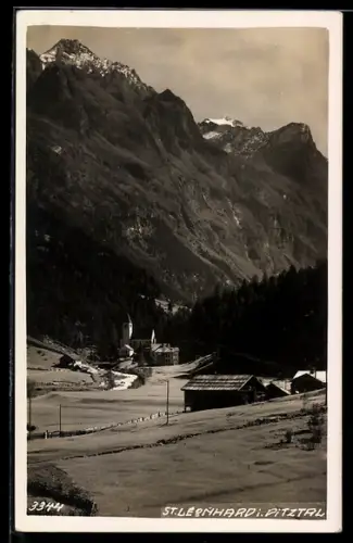 AK St. Leonhard im Pitztal, Kirche und Dorf mit Bergpanorama