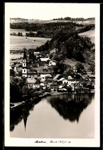 AK Mattsee /Salzburg, Panorama mit See und Kirche