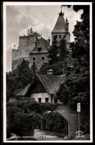 AK Gloggnitz, Schloss Wartenstein mit Torbogen und Türmen