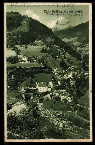 AK Klein Reifling /Oberösterreich, Panorama mit Dorf, Brücke und Gebirgsbach