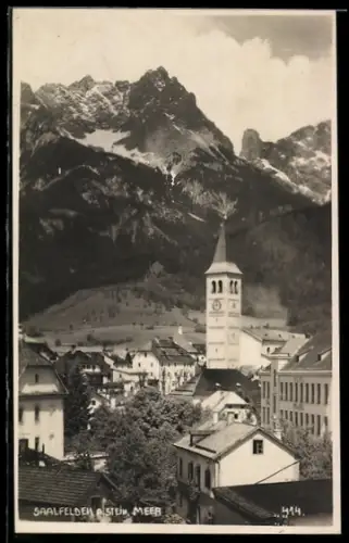 AK Saalfelden a. Stein. Meer, Kirche, Ortsansicht mit Bergpanorama