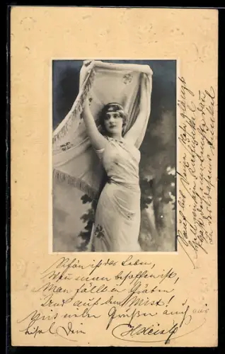 Foto-Collage-AK Portrait einer jungen Dame mit Blumen im Passepartout