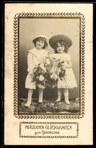 Foto-Collage-AK Zwei Kinder mit Blumenkorb und goldverziertem Passepartout