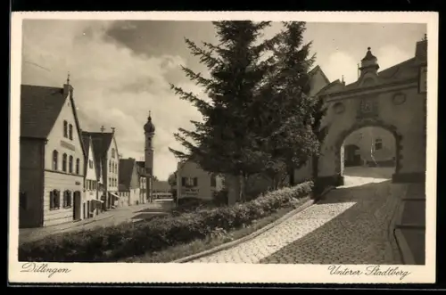 AK Dillingen, Strasse Unterer Stadtberg, Strassenszene, Stadttor