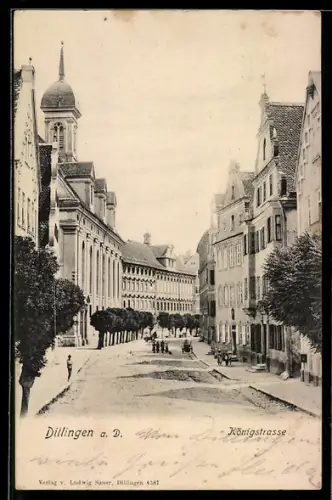 AK Dillingen a. D., Königstrasse mit Passanten und Grünanlagen