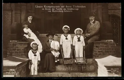 AK Kronprinzessin Cecilie mit ihrer Tochter im Kreise der Familie des Grossherzogs von Mecklenburg-Schwerin