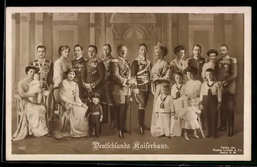 AK Deutschlands Kaiserhaus, Familienportrait in Uniform