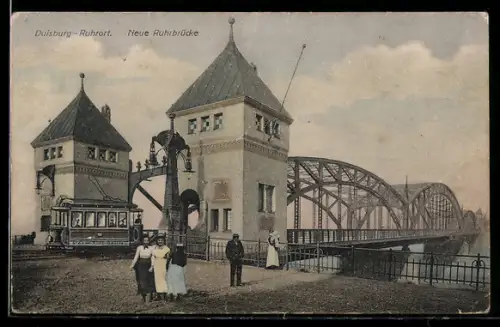 AK Duisburg, Neue Ruhrbrücke mit Passanten, Strassenbahn