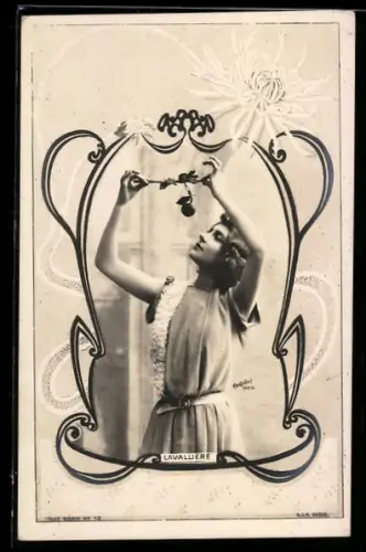 Foto-AK Atelier Reutlinger, Paris: Schauspielerin Marcy mit einer Frucht
