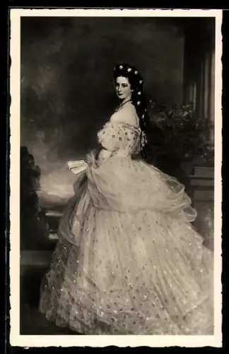 Künstler-AK Kaiserin Elisabeth (Sissi) von Österreich im wallendem Kleid und Blumenschmuck