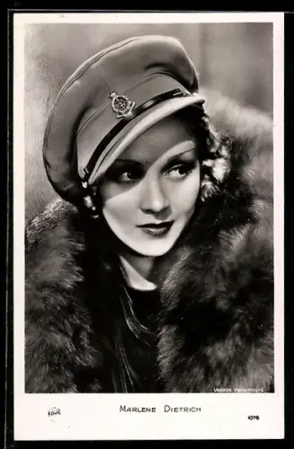 AK Schauspielerin Marlene Dietrich mit Penzmantel mit Mütze