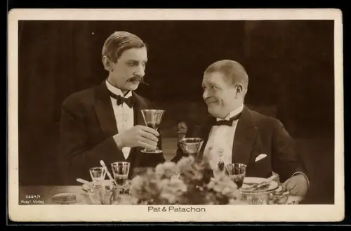 AK Schauspieler Pat & Patachon stossen zusammen an
