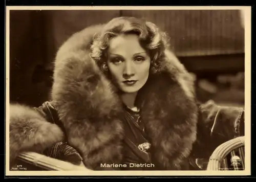 AK Schauspielerin Marlene Dietrich im Pelzmantel