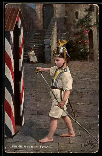 AK Kleiner Junge in Uniform mit Helm und Säbel an seinem Wachposten, Kinder Kriegspropaganda