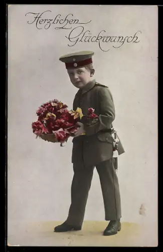 AK Junge in Uniform gratuliert mit Blumen, Herzlichen Glückwunsch, Kinder Kriegspropaganda
