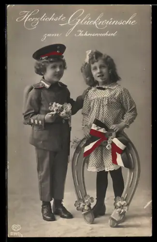 AK Junge in Uniform und Mädchen mit Hufeisen gratulieren zum Jahreswechsel, Kinder Kriegspropaganda