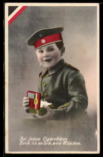 AK Kleiner Junge in feldgrauer Uniform mit Zigarette, Kinder Kriegspropaganda