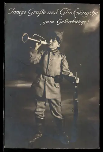 AK Junge in Uniform mit Pickelhaube bläst die Trompete, Glückwünsche zum Geburtstag, Kinder Kriegspropaganda
