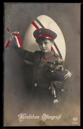 AK Junge in feldgrauer Uniform mit grossem Osterei, Herzlichen Ostergruss, Kinder Kriegspropaganda