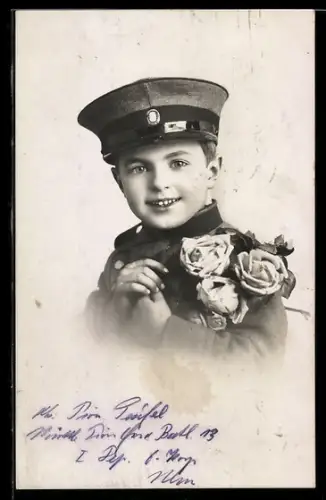 AK Junge in Uniform mit Blumen in der Hand, Kinder Kriegspropaganda