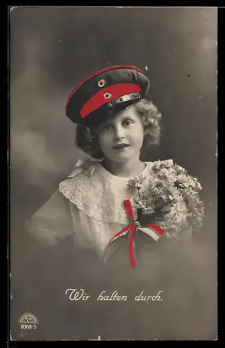 AK Mädchen mit Uniformmütze und Blumen in der Hand, Wir halten durch! Kinder Kriegspropaganda