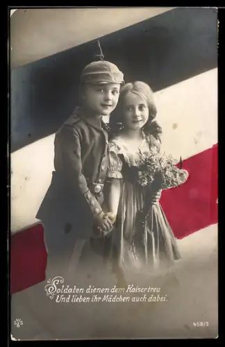AK Junge in Uniform mit Pickelhaube hält die Hand seiner kleinen Freundin, Kinder Kriegspropaganda