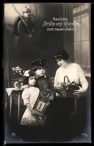 AK Junge in Uniform denkt mit Mutter und Schwester an den Vater im Felde, Kinder Kriegspropaganda