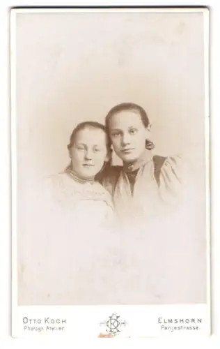 Fotografie Otto Koch, Elmshorn, Panjestrasse, Zwei Frauen in inniger Pose