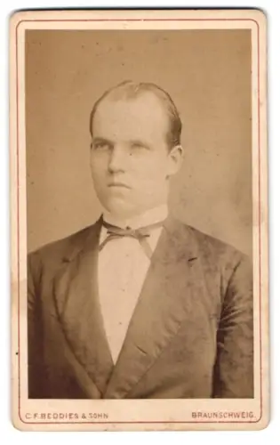 Fotografie C.F. Beddies & Sohn, Braunschweig, Kuhstrasse 10, Porträt eines jungen Mannes