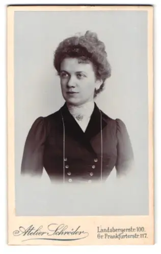 Fotografie Atelier Schröder, Berlin, Landsbergerstr. 100, Porträt einer Dame im dunklen Kleid