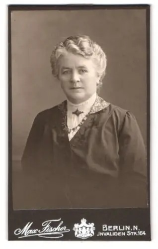 Fotografie Max Fischer, Berlin, Invalidenstr. 164, Porträt einer Dame in feiner Kleidung
