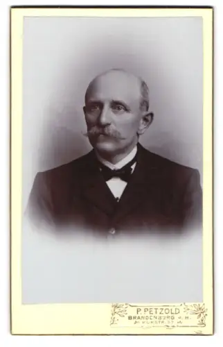 Fotografie P. Petzold, Brandenburg a. H., Kurstrasse 52, Porträt eines Mannes mit Schnurrbart