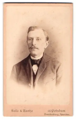 Fotografie Selle & Kuntze, Potsdam, Schwertfegerstr. 14, Porträt eines Mannes