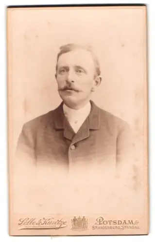 Fotografie Selle & Kuntze, Potsdam, Schwertfegerstr. 14, Porträt eines Herrn mit Schnurrbart