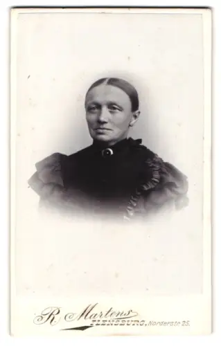 Fotografie R. Martens, Flensburg, Norderstr. 25, Porträt einer Frau in schwarzer Kleidung