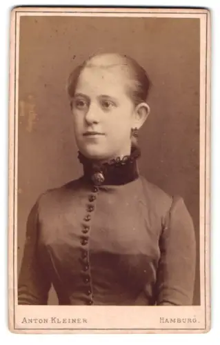 Fotografie Anton Kleiner, Hamburg, Neuer Wall 52, Porträt einer jungen Frau