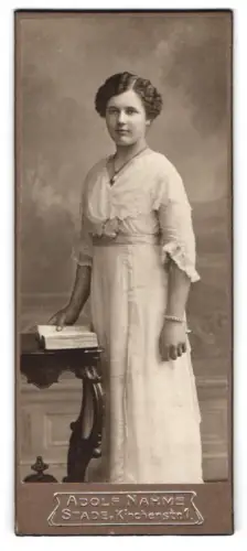 Fotografie Adolf Nahme, Stade, Kirchenstrasse 1, Porträt einer Dame in elegantem Kleid
