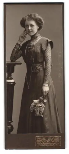 Fotografie Paul Glaue, Braunschweig, Altstadtmarkt 12, Dame mit Blumenstrauss