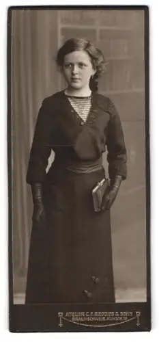 Fotografie C.F. Beddies & Sohn, Braunschweig, Kuhstrasse 10, junge Frau mit Buch