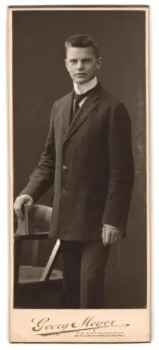 Fotografie Georg Meyer, Braunschweig, Junger Mann im Anzug