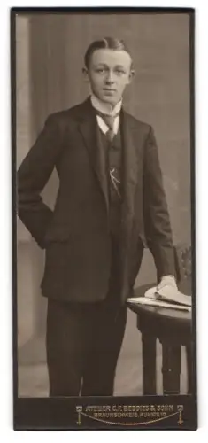 Fotografie C.F. Beddies & Sohn, Braunschweig, Kuhstrasse 10, Porträt eines jungen Mannes