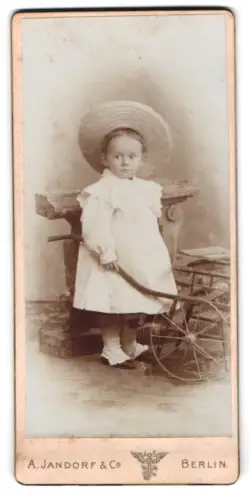 Fotografie A. Jandorf & Co., Berlin, Spittelmarkt 16/17, Kind mit Spielzeugwagen