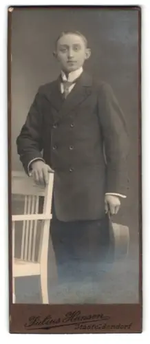 Fotografie Julius Hansen, Stadtoldendorf, Eleganter junger Mann mit Hut
