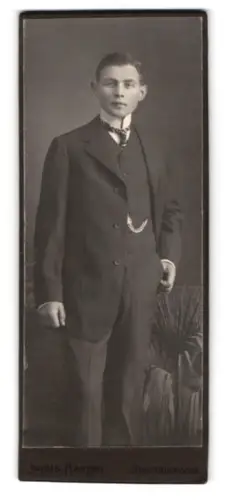 Fotografie Julius Hansen, Stadtoldendorf, Eleganter junger Mann im Anzug