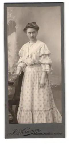 Fotografie R. Krumm, Mindelheim, Am Rossmarkt, Frau in elegantem Kleid