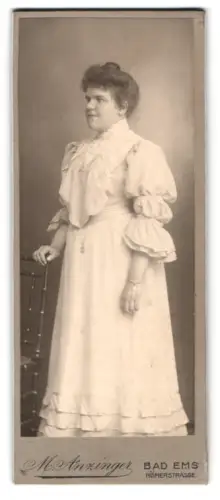 Fotografie M. Anzinger, Bad Ems, Römerstrasse, Dame im eleganten Kleid