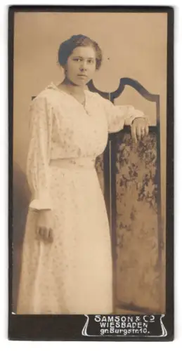 Fotografie Samson & Co., Wiesbaden, gr. Burgstr. 10, Frau in elegantem Kleid