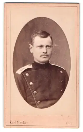 Fotografie Karl Meckes, Ulm, Promenade Ecke Glöcklerstrasse 11, Soldat vom Regiment Nr. 13 im Uniformrock