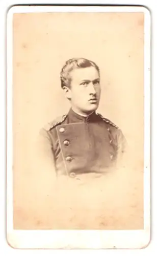 Fotografie L. Meckes, Ulm, Promenade Ecke Gogglingerstr., EInjährig-Freiwilliger im Uniformrock