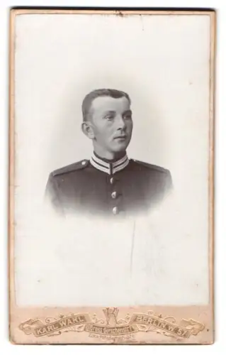 Fotografie Karl Wahl, Berlin, Gross-Görschenstr. 1, Garde-Soldat in Uniform